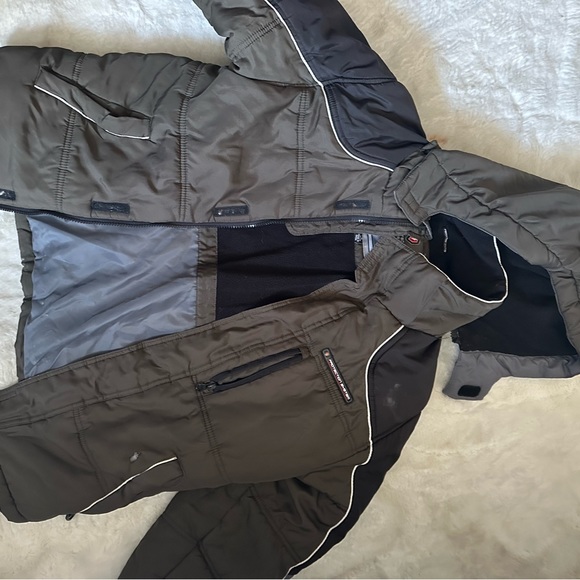 Boys Winter Snow jacket with attachable hoodie by protection system - Picture 3 of 5